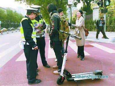 北京警方嚴(yán)查電動(dòng)滑板車上路