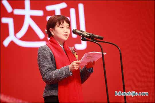 龍華區(qū)委常委、區(qū)政府常務(wù)副區(qū)長張納沙女士致辭
