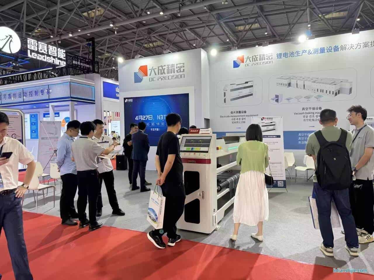 觀眾駐足了解大成精密展出設備
