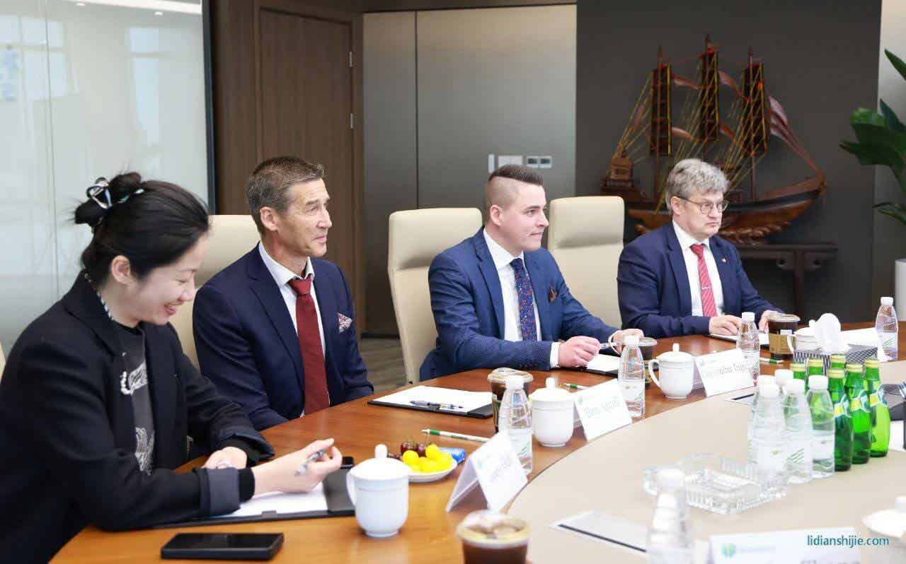 4月19日，芬蘭科斯霍爾姆市議會主席Christoffer Ingo、市長Rurik Ahlberg、技術(shù)總監(jiān)Ben Antell及芬蘭投資署成員一行蒞臨杉杉