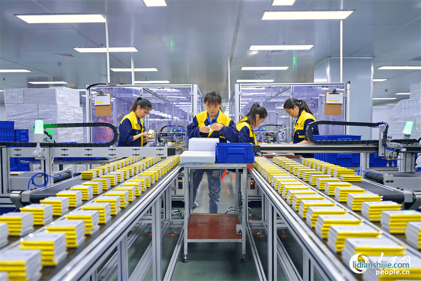 江西省吉安市永新縣工業(yè)開發(fā)區(qū)一車間內(nèi)，工人在自動(dòng)化產(chǎn)線上加工出口的鋰電池產(chǎn)品